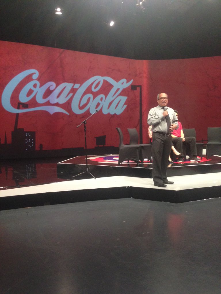 Baru nyampe grand studio <a href="/METR0TVNEWS/">METROTVNEWS.COM</a>, udah disambut sama Suryo Utomo :)
#ShareACokeID