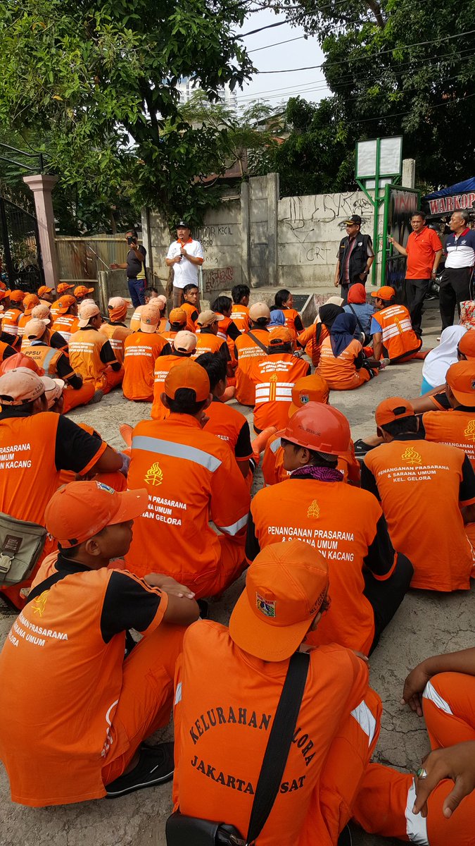 Camat Tanah Abang mengarahkan PPSU Se Kecamatan untuk Gerakan Pungut Sampah di Jl. KPBB V <a href="/BeritaJakarta/">Berita Jakarta</a>