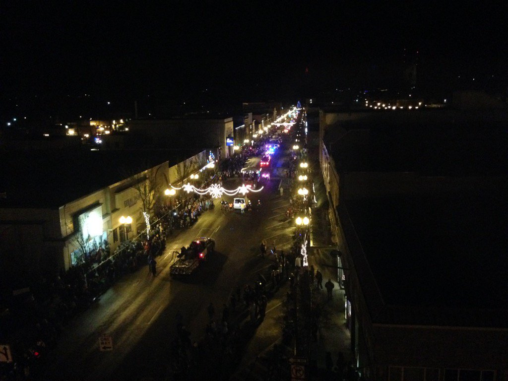 BZPKFalls's tweet photo. The beauty of downtown Klamath Falls during the #snowflakeparade. https://t.co/PEpJWWJMMe