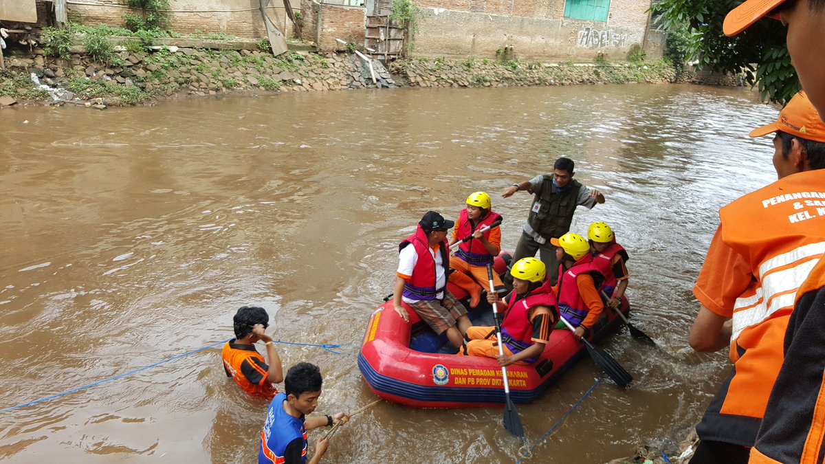 Camat Tanah Abang menyusuri Anak Kali Krukut dalam Gerakan Pungut Sampah di Kel. Karet Tengsin <a href="/BeritaJakarta/">Berita Jakarta</a>