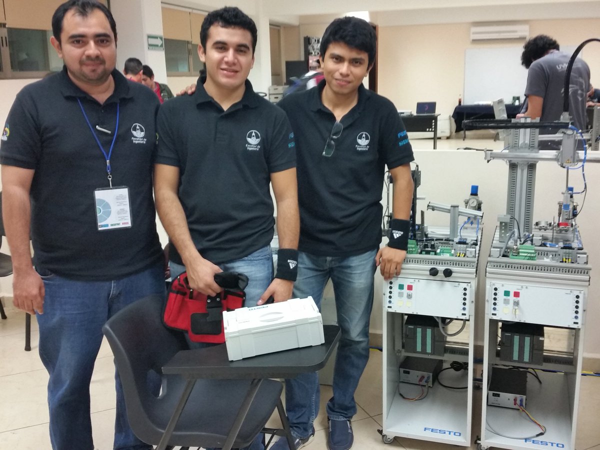 hquej's tweet photo. Equipo de torneo Mecatrónica 2015 en primer día de torneo. @fdi_uac @UACam_Avanza https://t.co/2qwQdUaXax