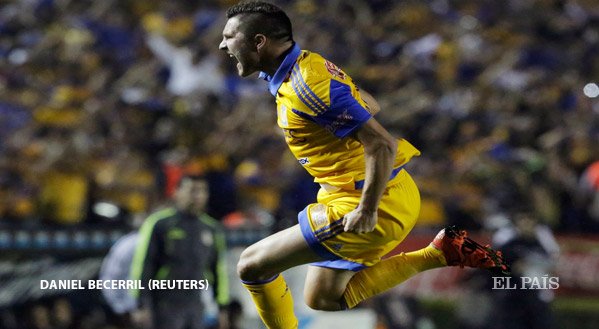 elpais_america's tweet photo. #Gignac ha celebrado así su primer gol, fruto de un polémico #penal. Así te lo contamos https://t.co/Ddf8HUnbAh https://t.co/wGr5h6Gn5F