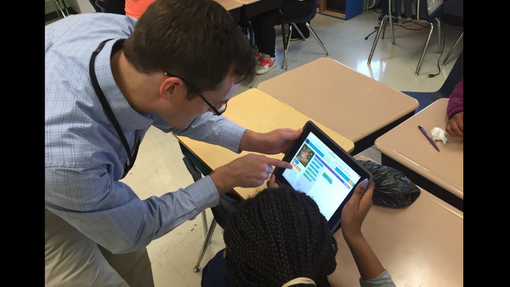 MarlaBroy's tweet photo. @ChiPubSchools Thanks Mathew Dearing @argonne for helping #Earle STEM with #HourOfCode  #CPScodes https://t.co/du33UxApYi