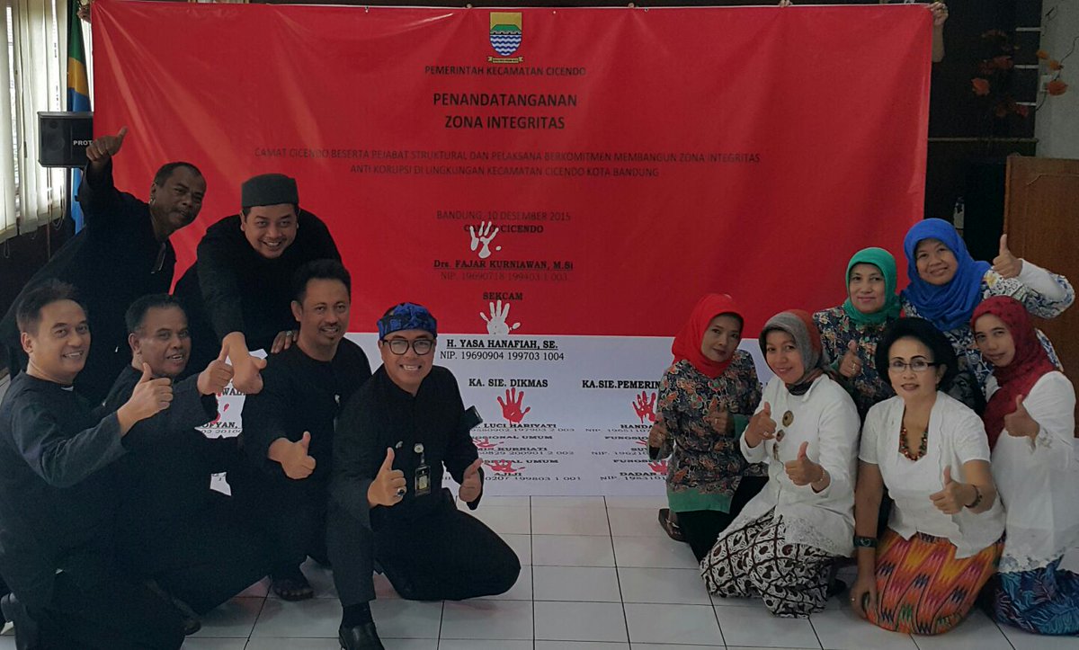 kec_cicendkv42's tweet photo. Komitmen Gerakan Anti Korupsi (HAKI) di Kecamatan Cicendo. Kamis 10/12/15.
#GakPakeKorupsi 
@ridwankamil @prung2015 https://t.co/eEJAzLbgUA