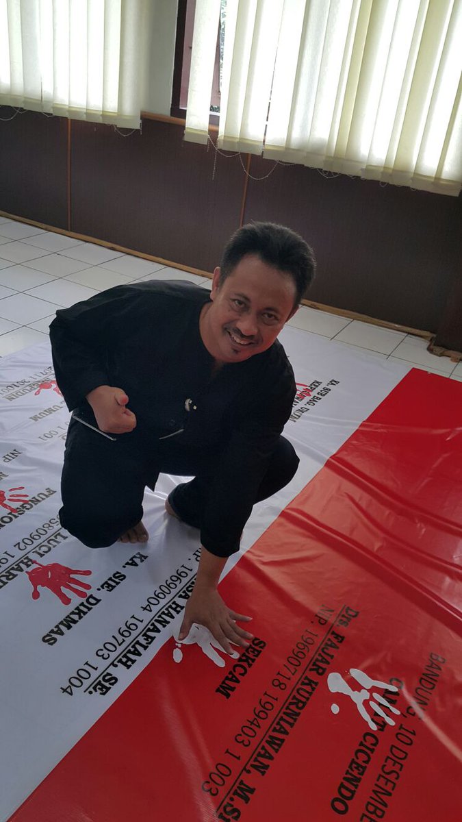 kec_cicendkv42's tweet photo. Komitmen Gerakan Anti Korupsi (HAKI) di Kecamatan Cicendo. Kamis 10/12/15.
#GakPakeKorupsi 
@ridwankamil @prung2015 https://t.co/eEJAzLbgUA