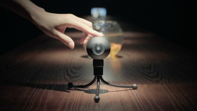 xataka's tweet photo. Luna es una cámara del tamaño de una bola de billar, y puede grabar vídeos en 360º https://t.co/BD9rpDZAAA https://t.co/uKgdbpJtSj