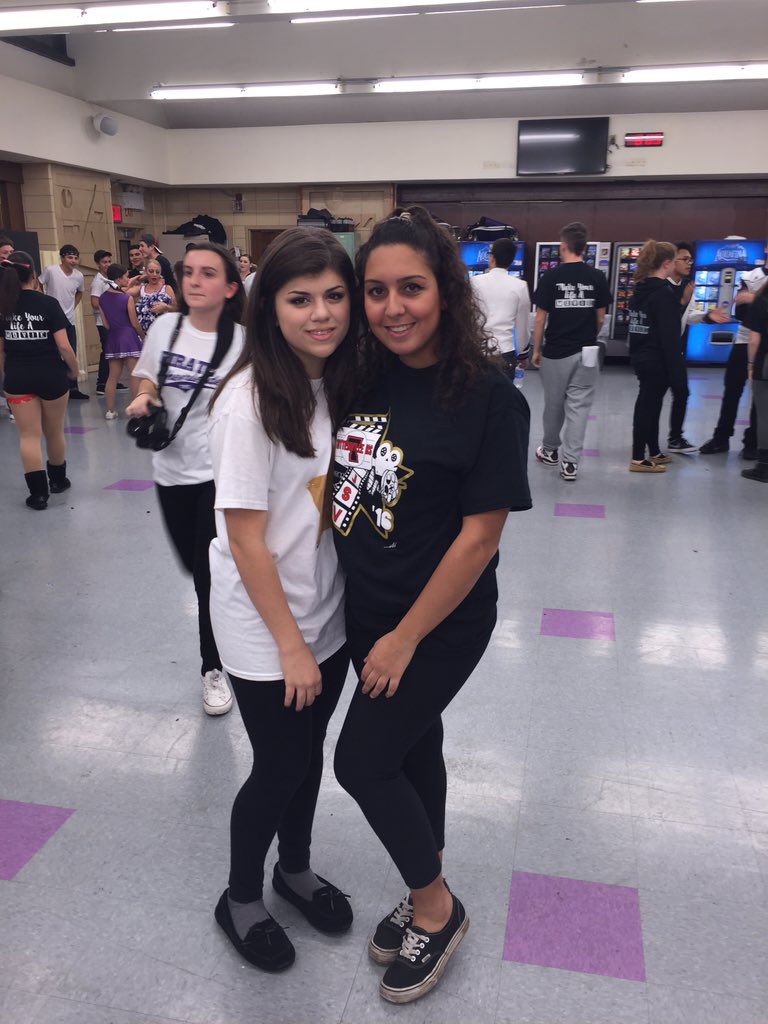 nikkiquinones's tweet photo. Day one of sing with my day onesππ½π₯ #JSV15 https://t.co/m4LZlChRhR