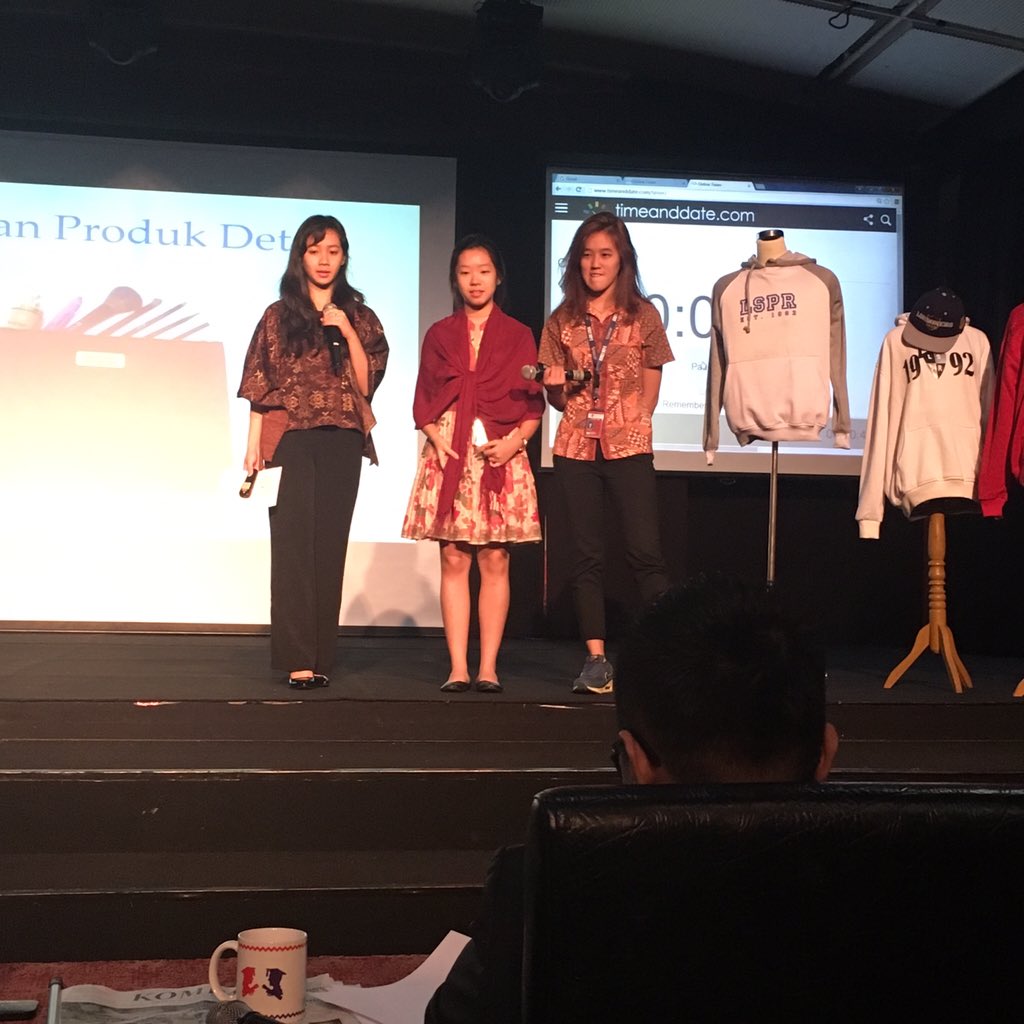 Para peserta LSPR MERCHANDISE COMPETITION 2015 sedang melakukan sesi tanya - jawab dengan para juri.