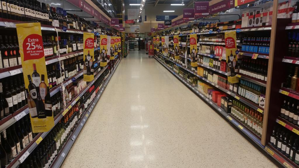 TescoExtraNotts's tweet photo. 20% off 6 bottles of wine, 20% off all toys and #tescostarwarsweekend this weekend! Come and check it out #TopNotts https://t.co/Rr8pHgLZNQ