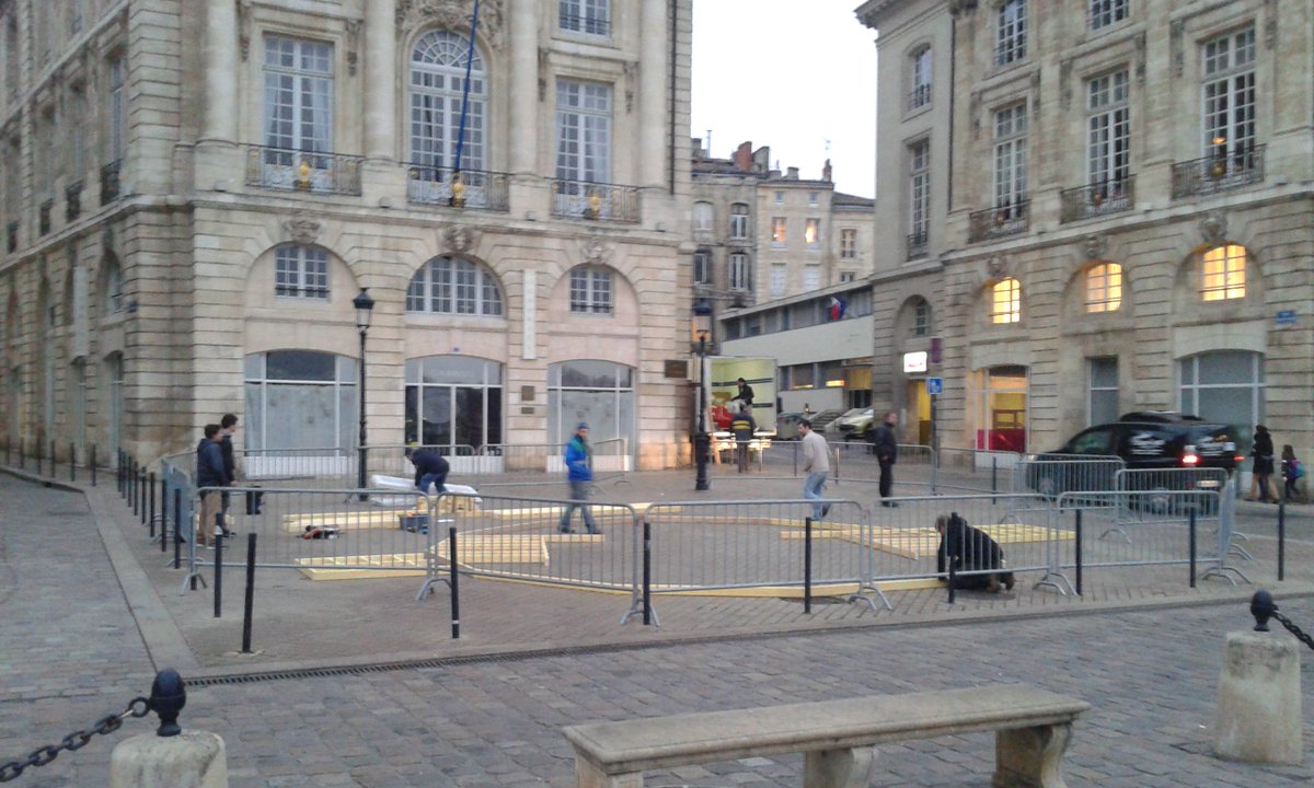 TerredeVins's tweet photo. J-1 avant #BordeauxTasting les préparatifs vont bon train. Nous commençons à monter la Bulle devant @PalaisBourseBdx https://t.co/UQURRCkt4u