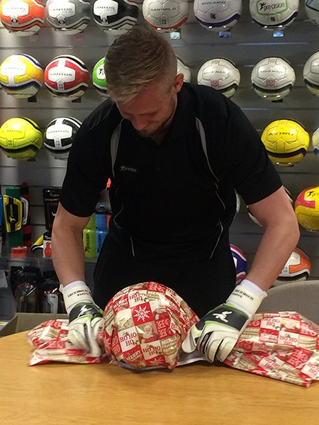 PrecisionGk's tweet photo. Here is @LCFC's @kschmeichel1 doing #PrecisionWrappingChallenge How did he do? Watch here: https://t.co/ImuquB3Ynt https://t.co/dnkzF8w9U6