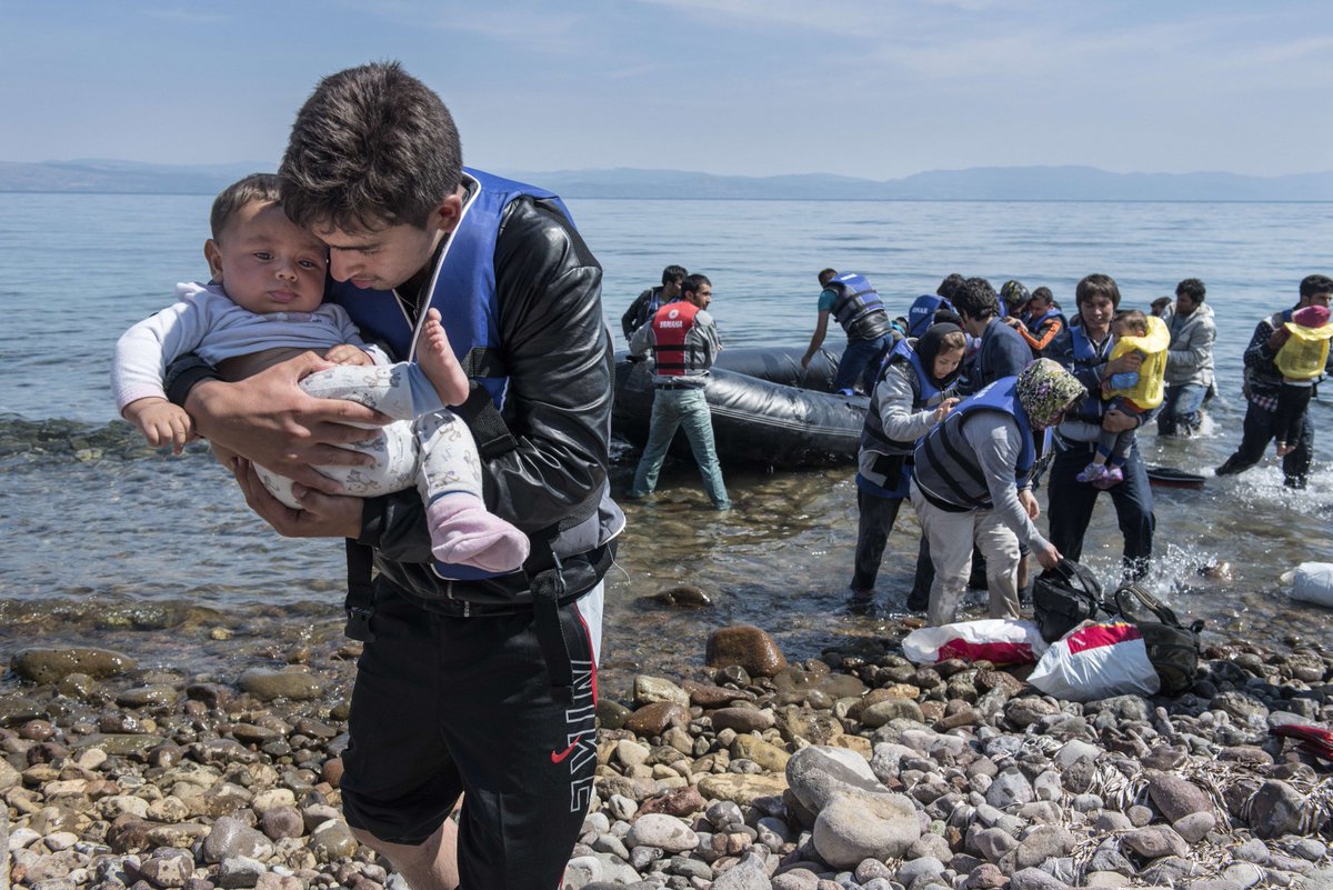 mjniaC's tweet photo. ¡Llega navidad! Hagamos que cada uno de nosotros pueda disfrutar de estas fiestas. #help_refugees https://t.co/xI3k3IJfHe