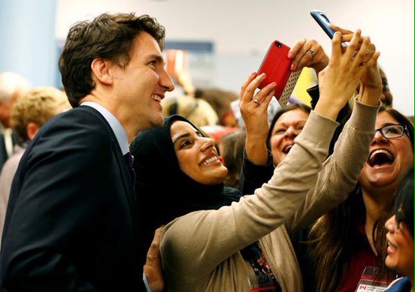 Welcome to Canada, Where the Prime Minister Meets Refugees at the Airport CV78Z6pUsAAkimD