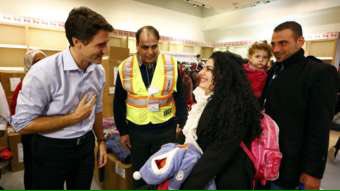 Welcome to Canada, Where the Prime Minister Meets Refugees at the Airport CV78Z6zUsAARPV5