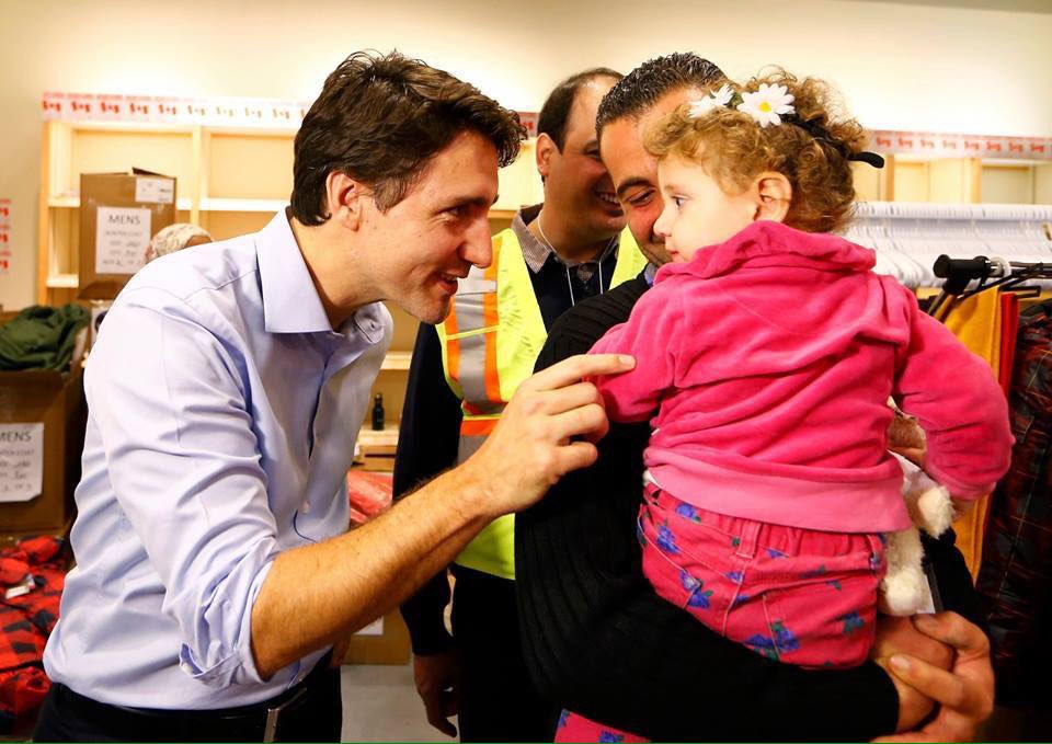 Welcome to Canada, Where the Prime Minister Meets Refugees at the Airport CV78Z7yVEAE2Pur