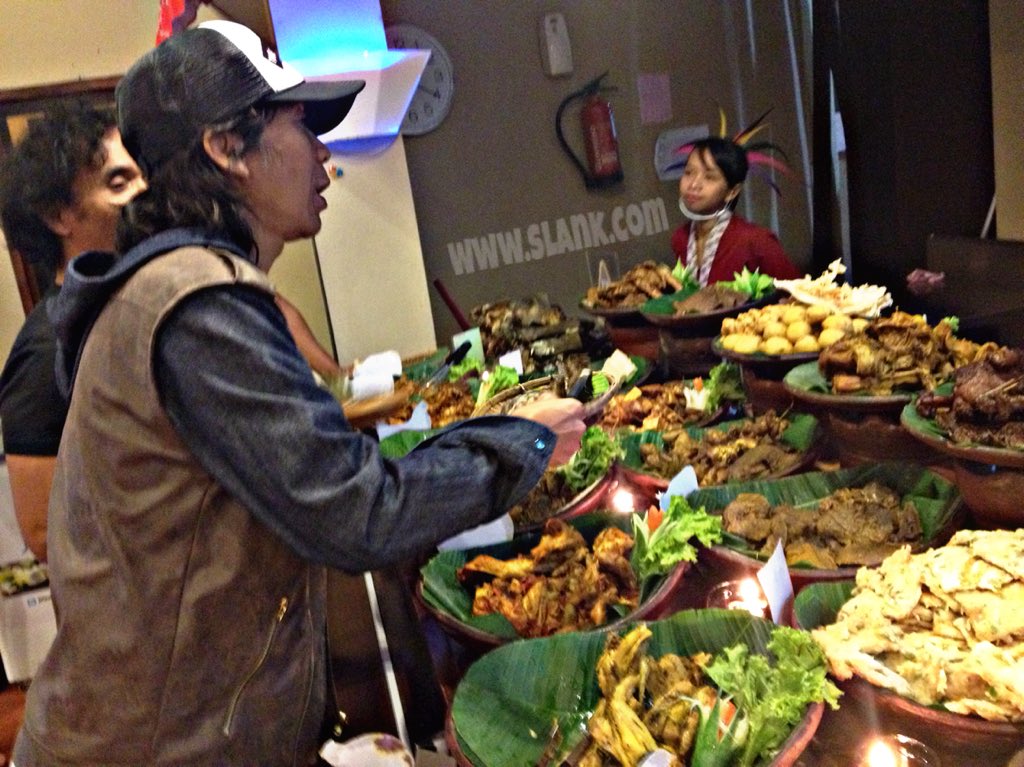 Isi tenaga buat konser nanti malam di Festival Anti Korupsi 2015, Tegalega! Siapa aja yg udah di Bandung?!?