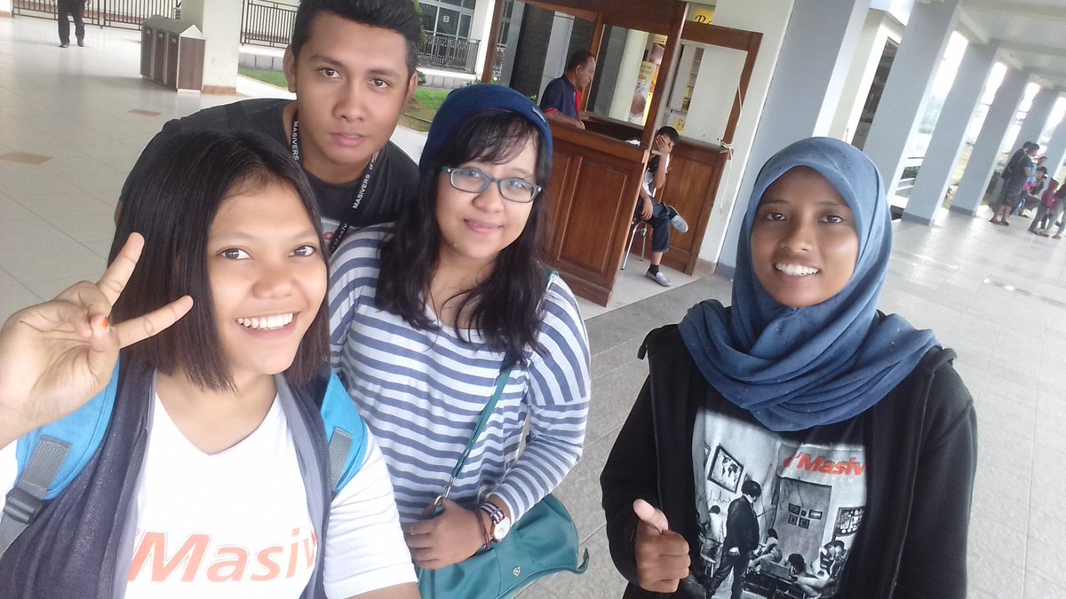 Hello from masivers kendari. Hujan gak menghalangi kita buat menyambut <a href="/dmasiv/">D'MASIV</a> <a href="/RianEkkyP/">RIAN D'MASIV</a> dkk 😂😂😂