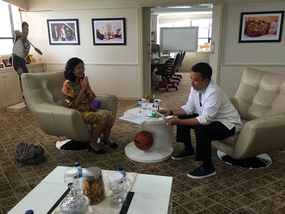 imam_nahrawi's tweet photo. Bismillah semoga lancar,saya tanda tangan sebagai jaminan untuk memastikan @RHaryantoracing masuk F1. https://t.co/tez9vUR7wd