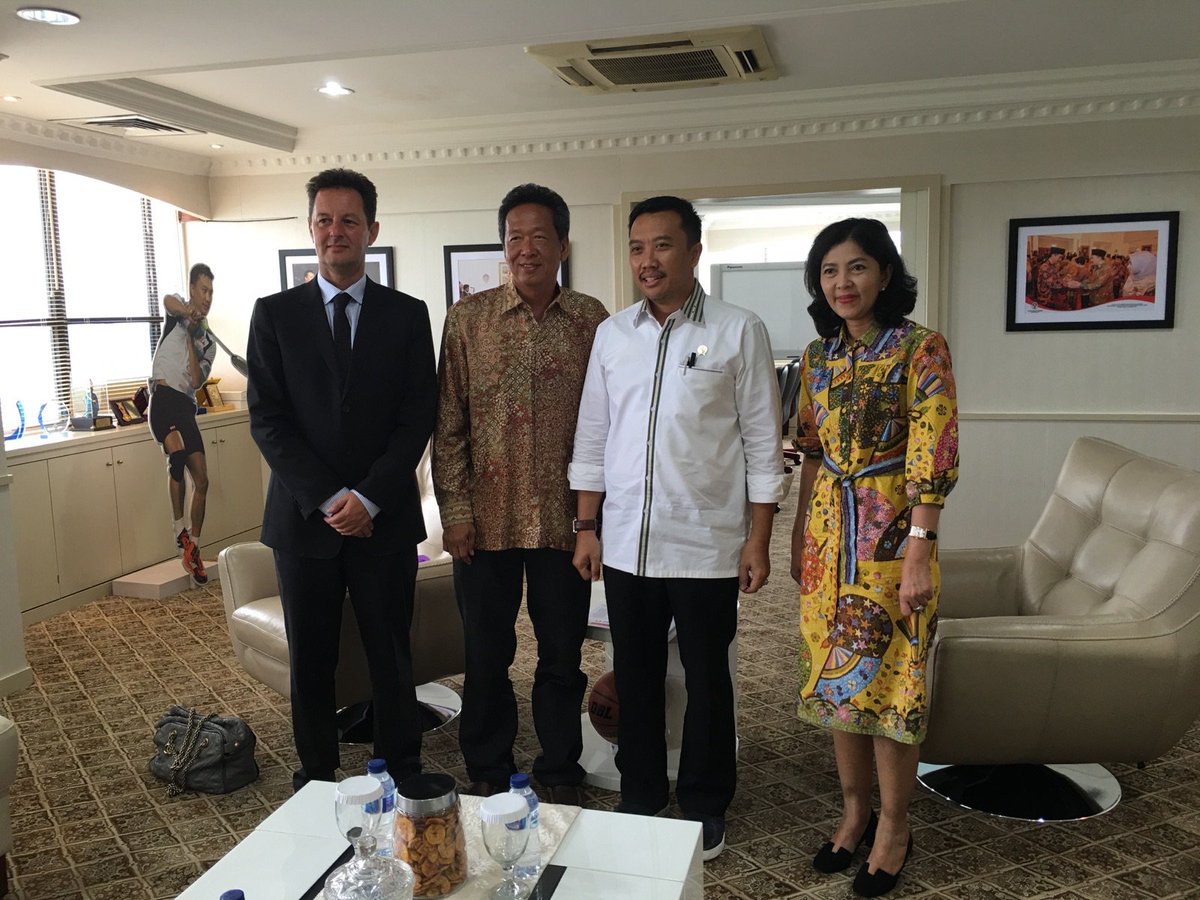 imam_nahrawi's tweet photo. Bismillah semoga lancar,saya tanda tangan sebagai jaminan untuk memastikan @RHaryantoracing masuk F1. https://t.co/tez9vUR7wd
