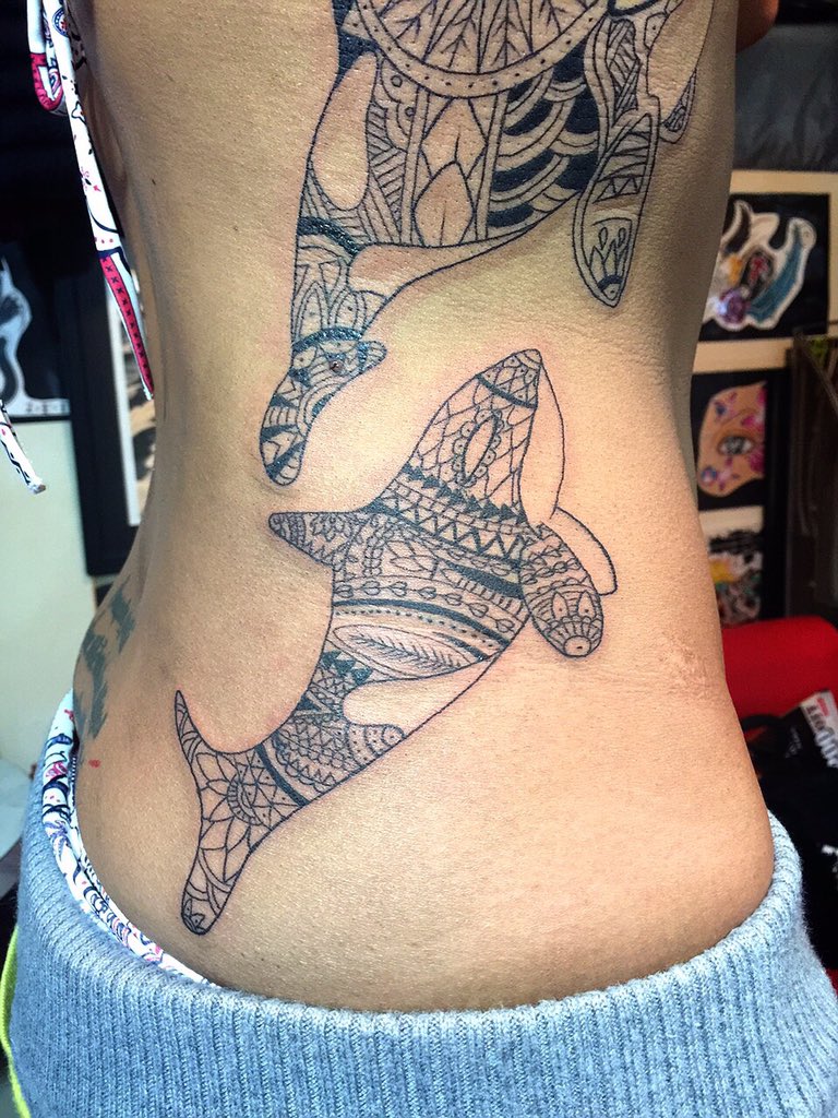 2face Tattoo Studio A Twitter オスとメスのシャチを民族系 ヘナタトゥーっぽいノリで彫りました タトゥー Tattoo シャチ 鯱 刺青 民族系 トライバル Tribal ヘナタトゥー T Co Nomzaffzv7