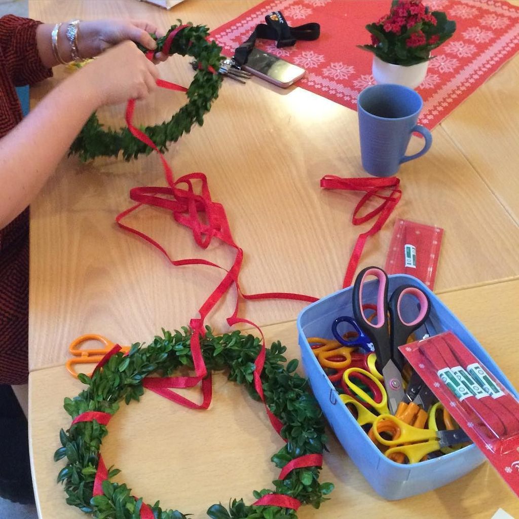 svky_knivsta's tweet image. Luciaförberedelser #svenskakyrkan #lucia #kransar #förberedelse#