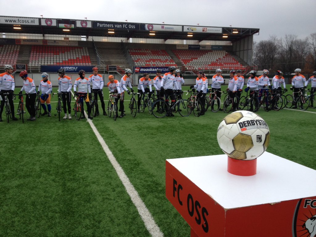 topossofficial's tweet image. De aftrap is een feit! De prominenten zijn zojuist begonnen aan de fietstocht naar @fcvolendam! @TourduALS