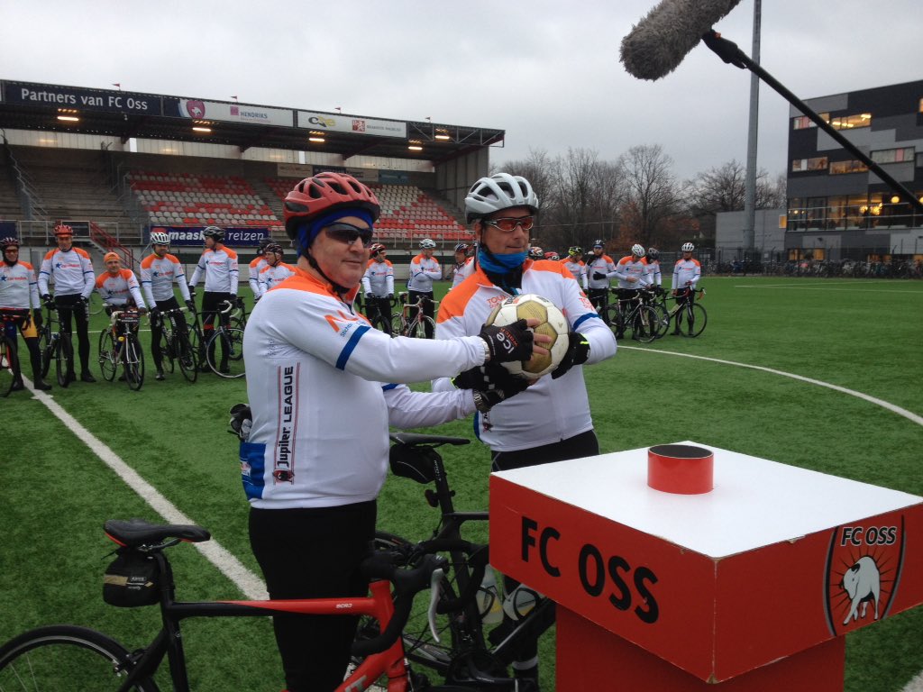 topossofficial's tweet image. De aftrap is een feit! De prominenten zijn zojuist begonnen aan de fietstocht naar @fcvolendam! @TourduALS