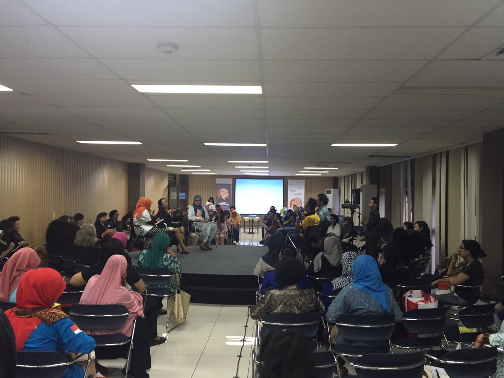 KPK_RI's tweet photo. Seminar Nasional Saya Perempuan Antikorupsi bersama Pimpinan KPK Sementara, Johan Budi di #festa2015 https://t.co/YWeKn2LRwA