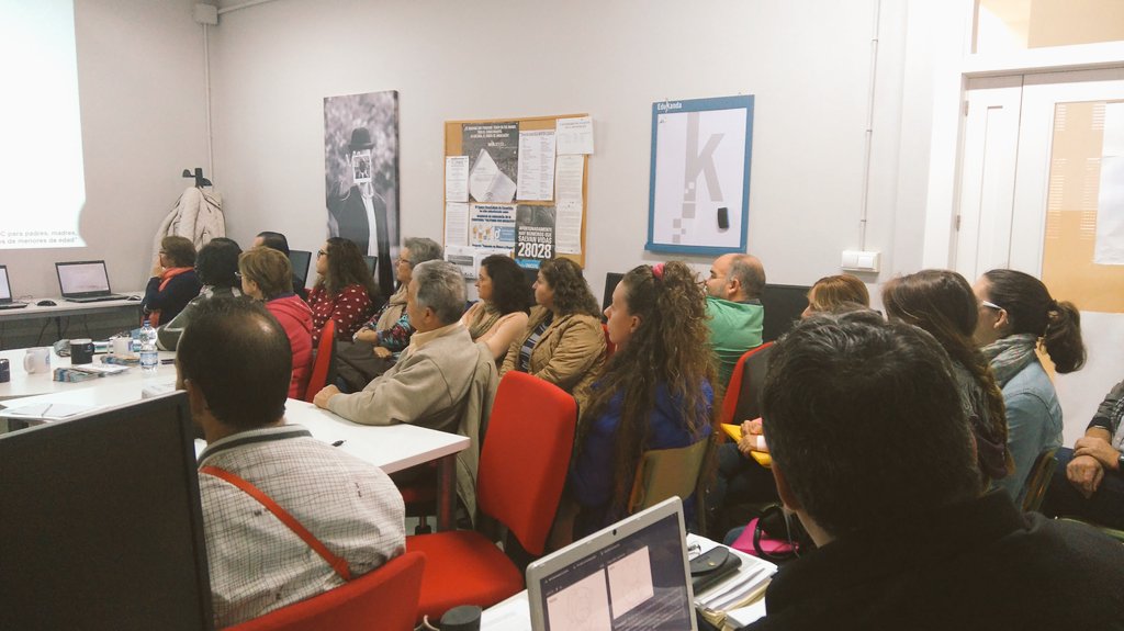 Taller sobre privacidad e identidad digital en <a href="/CGCasariche/">Guadalinfo Casariche</a> <a href="/RedGuadalinfo/">Vuela Guadalinfo</a> <a href="/BasiAlcalde/">Basilio Carrion Gil</a> @aytomacarena <a href="/iperea/">Ismael Perea ®</a>