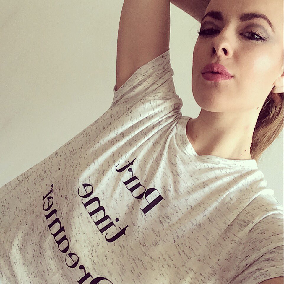 RosaBrighid's tweet photo. #parttimedreamer 💋 https://t.co/c0QEZqU9gZ