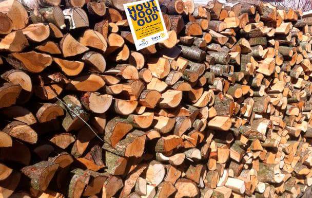 RotaryEemsD's tweet photo. Hout voor oud te koop op de kerstmarkt in #appingedam. https://t.co/78L4EYPxrw