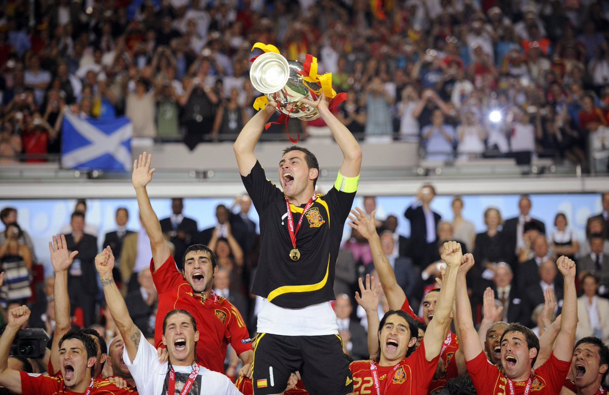 Сколько раз становилась чемпионом сборная команда испании. Сборная Испании чемпион Европы 2008. Касильяс Final Euro 2008. Евро 2012 финал Касильяс. Икер Касильяс сборная Испания 2010.