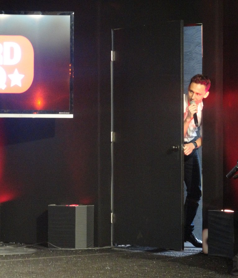cynderella528's tweet photo. Here he comes....
#TomHiddleston #SDCC13 https://t.co/uguDfUWNFE