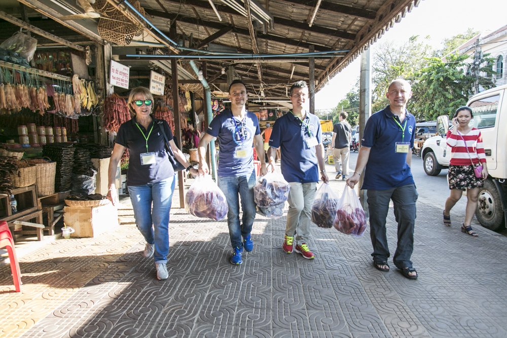 FondazioneMed's tweet photo. Prosegue la missione in Cambogia #PerUnCuoreNuovo, alcune immagini della visita al mercato: https://t.co/F6xgWLNYnx https://t.co/fdhQN0Q8CC