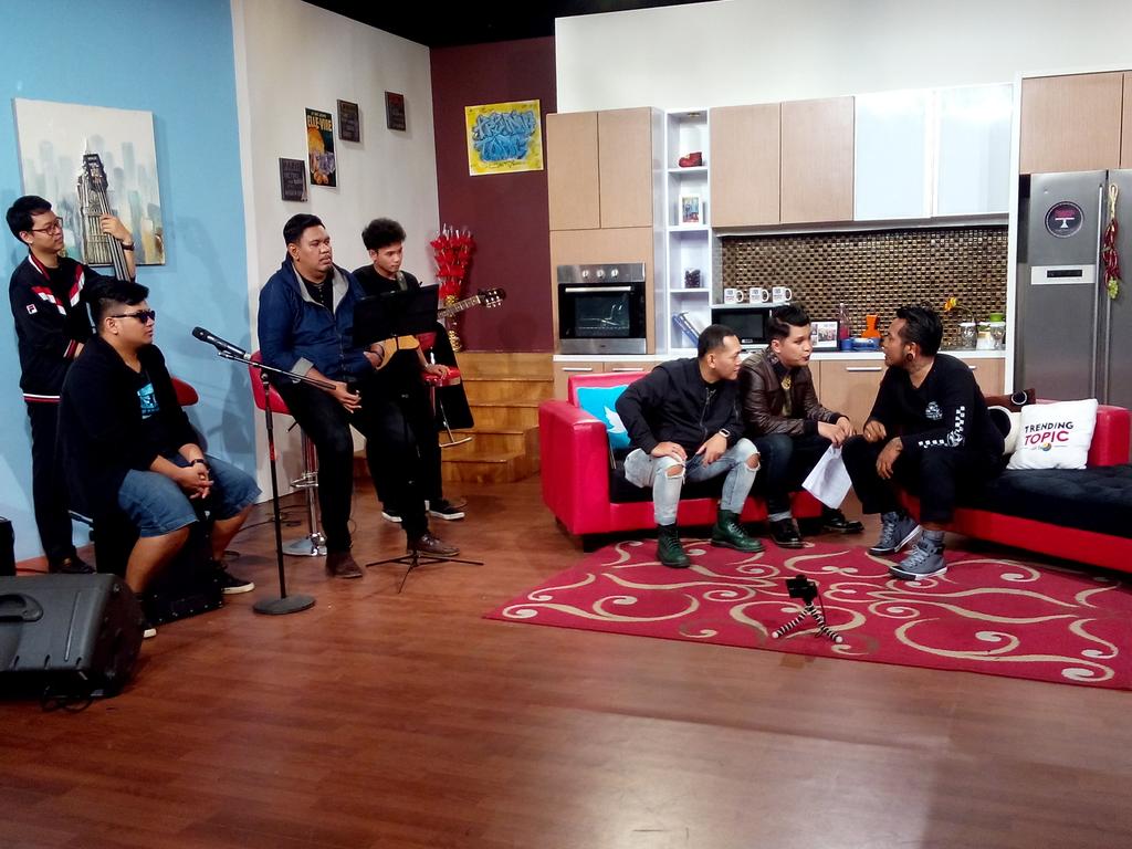 #TrendingJaktv udh kedatangan <a href="/endanksoekamti_/">Es</a> bersama <a href="/jodiyef/">Follow IG @jodiye</a> &amp; <a href="/VeckyManengkey/">Vecky Manengkey</a> hny di <a href="/JaktvCom/">JakTvOfficial</a>