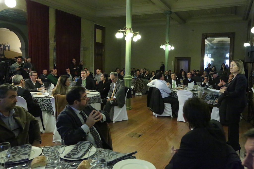 PP_Pontevedra's tweet photo. Encuentro con Empresarios @ccifuentes @anapastorjulian @JacoboMoreiraFe @AjePontevedra @aempepontevedra @camarapont https://t.co/XvJEbJyr4W