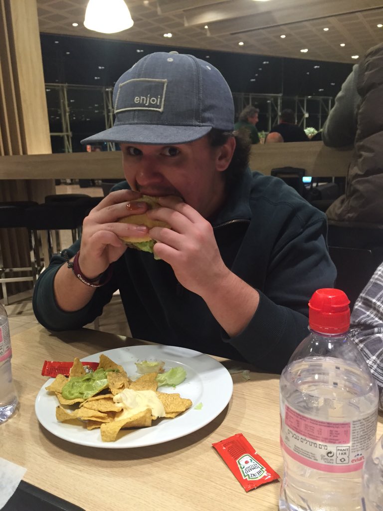 patdelpeating41's tweet photo. Airport burgers #enjoi https://t.co/0JwiCiXRPm