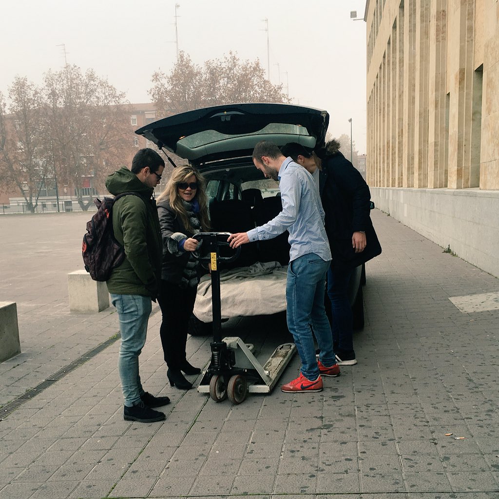 ComercioAlumnos's tweet photo. Nuestros fantásticos alumnos siempre dispuestos a ayudar @Giralda7 @xoxine_ivan @javi_hurtado12 https://t.co/HpxlLa64Lb
