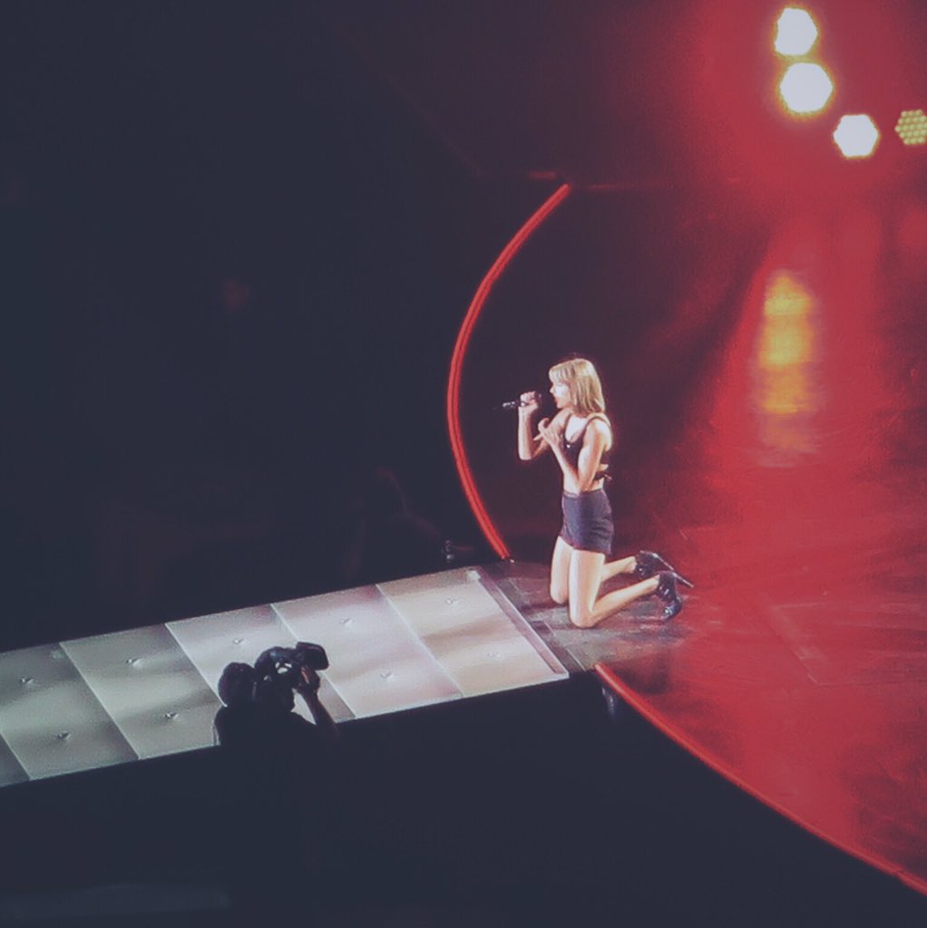 BeiniWu_'s tweet photo. Those legs though 😍 I can't even omg @taylorswift13 #TaylorSwift1989WorldTour https://t.co/3dIvaCkbfT
