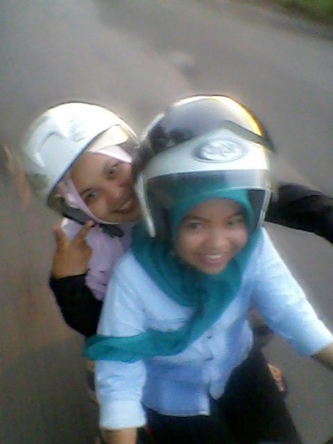 RiniSyam_'s tweet photo. Biar naik motor tetap ngeselfie haha #KamiBersama  @chiichaa0902 https://t.co/TxHFhmBGJu