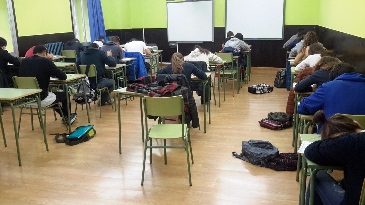 lc_pastor's tweet photo. #BA2D trabajando duro con el examen de Geografía Física. TEMA:Los paisajes vegetales. Pronto notas en Moodle.Suerte. https://t.co/snVop4TV6z