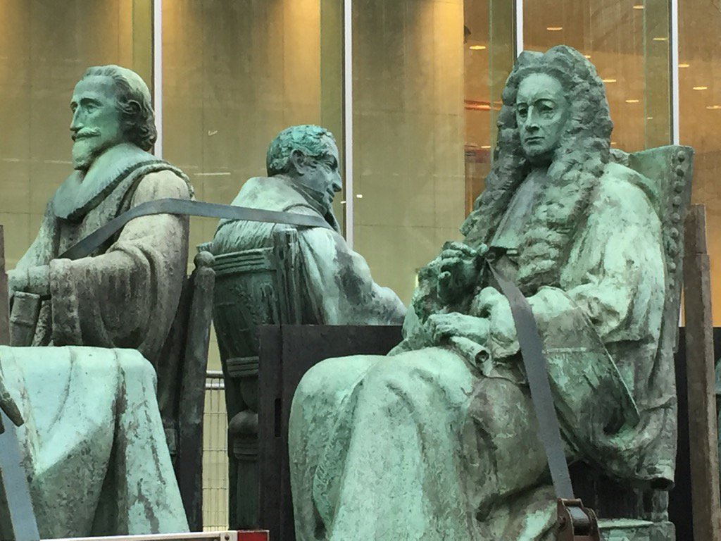 HogeRaad's tweet image. De beelden die in de Kazernestraat stonden krijgen een mooi plaatsje aan het Korte Voorhout, voor het nieuwe gebouw