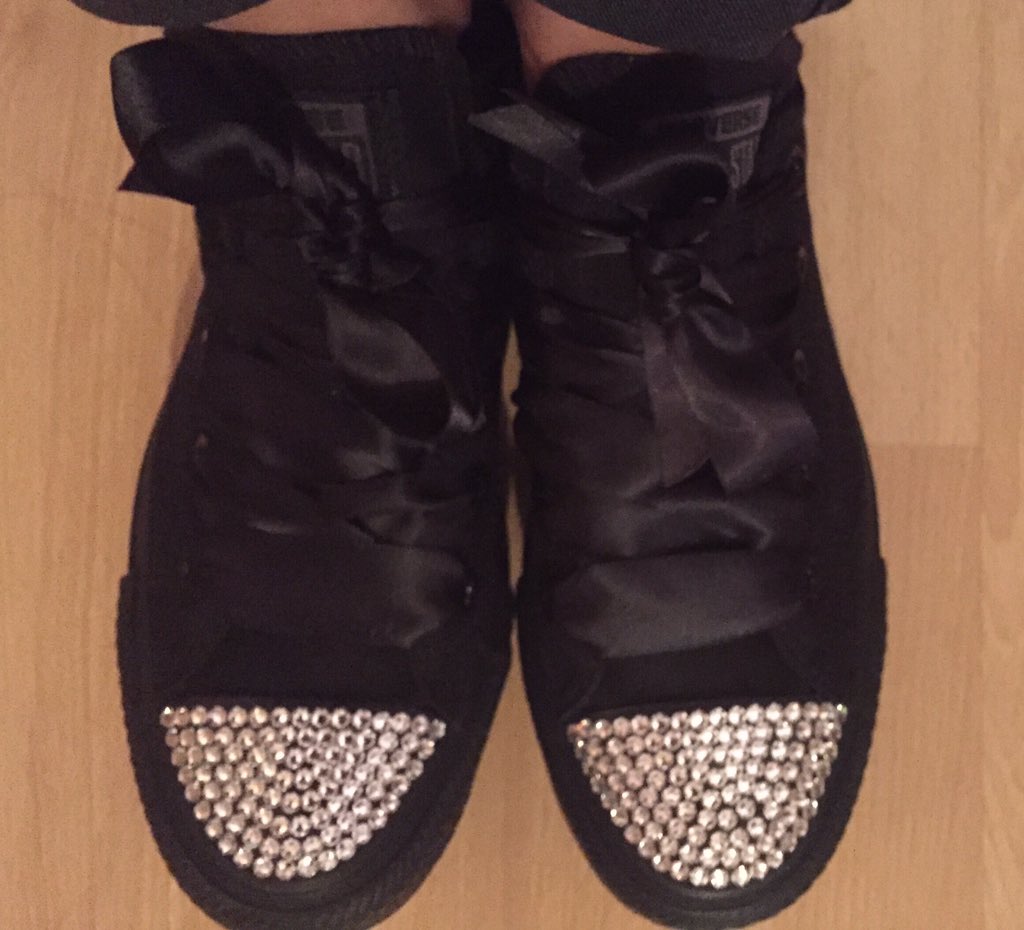 TheGoonerette's tweet photo. Love my black Swarovski converse from @TLCustomising - 😍😍👌🏽👌🏽 https://t.co/xaURBwzKAt