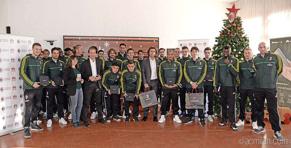 acmilan's tweet photo. Scopri tutte le foto del Meet&amp;Greet di @huawei_deviceit a Milanello! https://t.co/do42SX1ZgL #HuaweiMateS https://t.co/hLU3eyYnx8