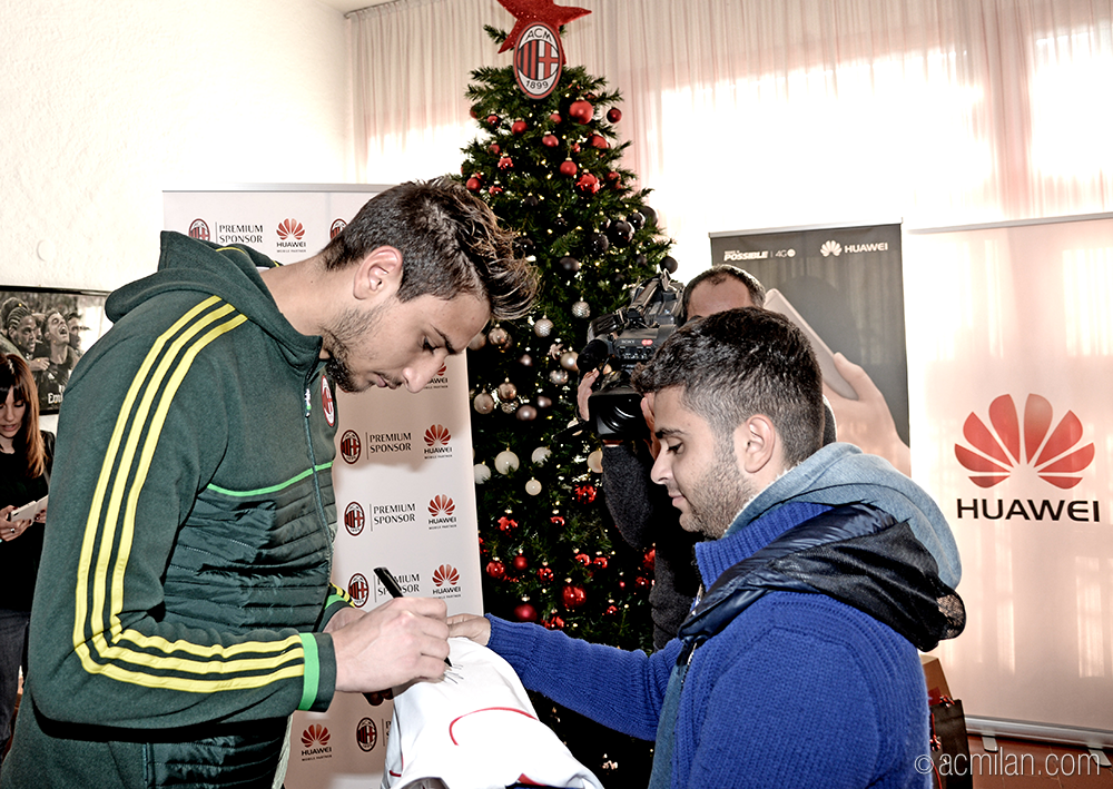 acmilan's tweet photo. Scopri tutte le foto del Meet&amp;Greet di @huawei_deviceit a Milanello! https://t.co/do42SX1ZgL #HuaweiMateS https://t.co/hLU3eyYnx8