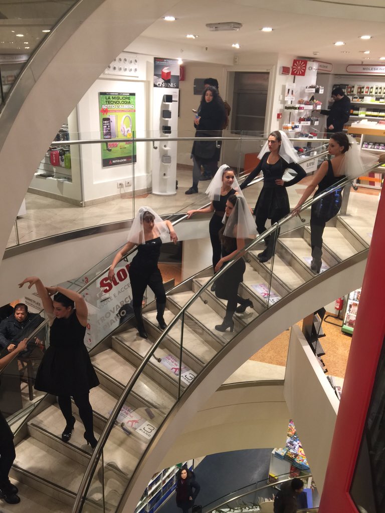 dariobacocco's tweet photo. Wedding box Mondadori, presentazione in megastore Milano Piazza Duomo https://t.co/RhX01gLvPE