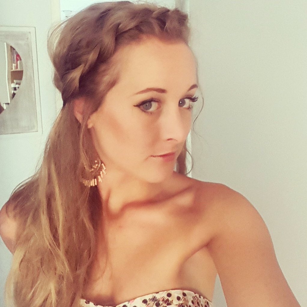 ProperSnacksZA's tweet photo. Happy Birthday Beautiful @LizaBron May your day be filled with Joy and only the Best #ProperSnacksZA https://t.co/P2PBVRvywd
