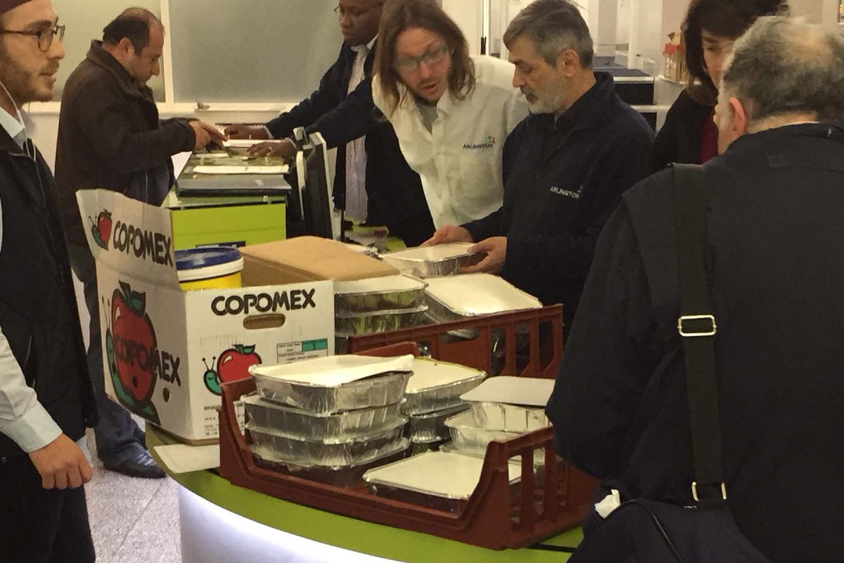 CamdenMarket's tweet image. Last week our food traders contributed to @LightProjectLDN's project to feed the homeless: cmdn.mk/9k