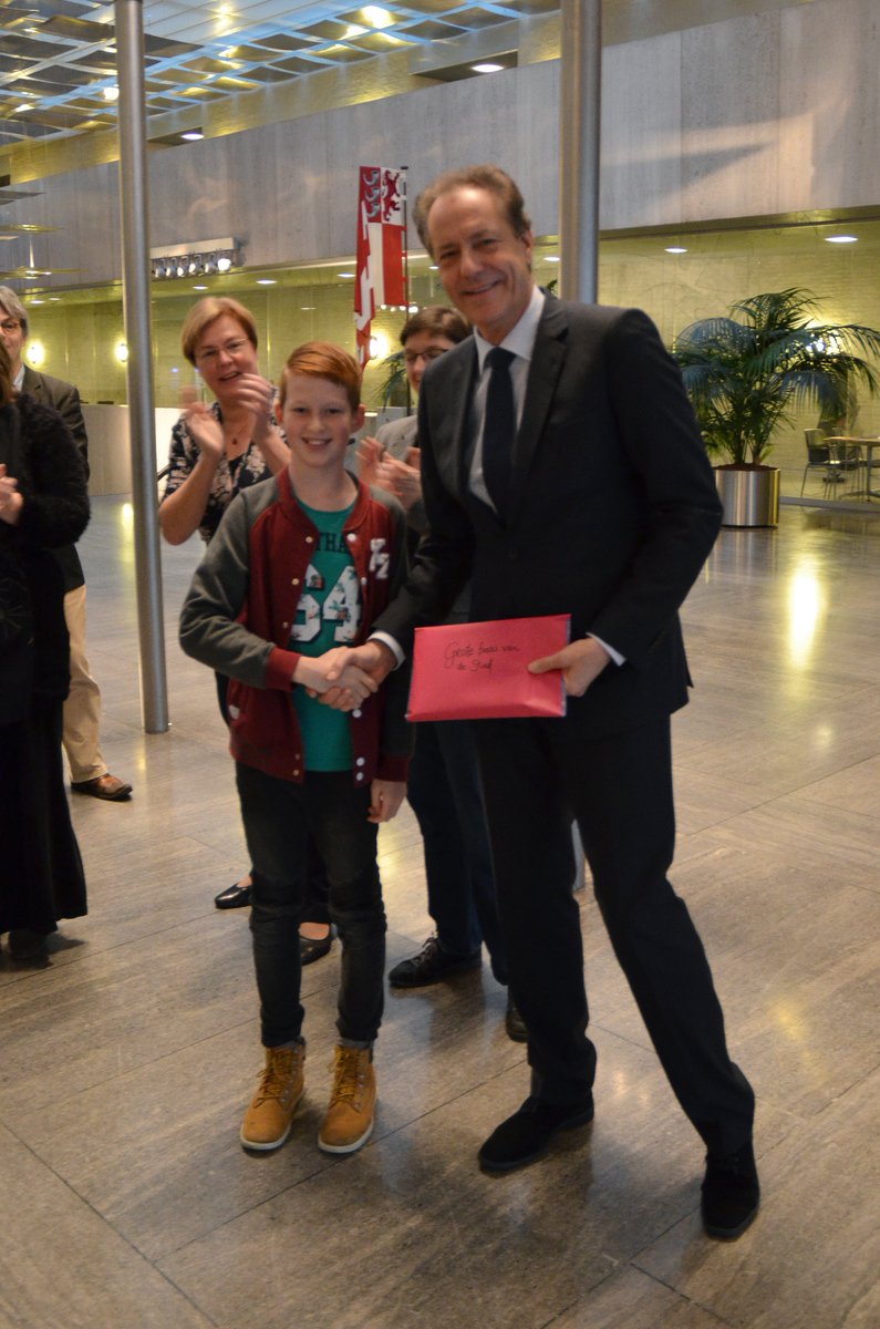 TanteNettyEhv's tweet photo. Post voor Grote Baas @rvangijzel. Daan (groep8) 'We zitten allebei in ons laaste jaar' #tantenetty #briefaandebaas https://t.co/m4feEO0MTy