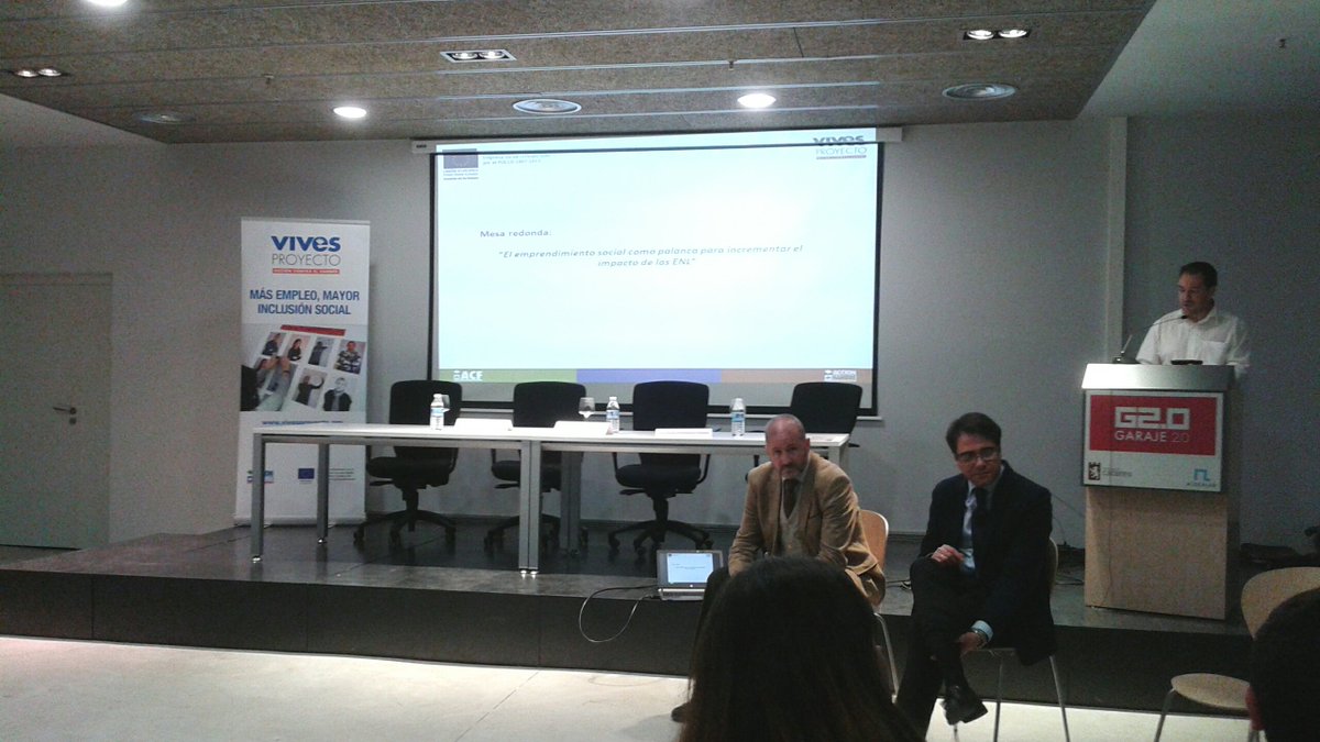 Huertoybalcon's tweet photo. En la mesa redonda de la jornada de #Emprendimientosocial en el #Garaje2.0 organizada por Acción contra el Hambre. https://t.co/fT8sKFGgDs